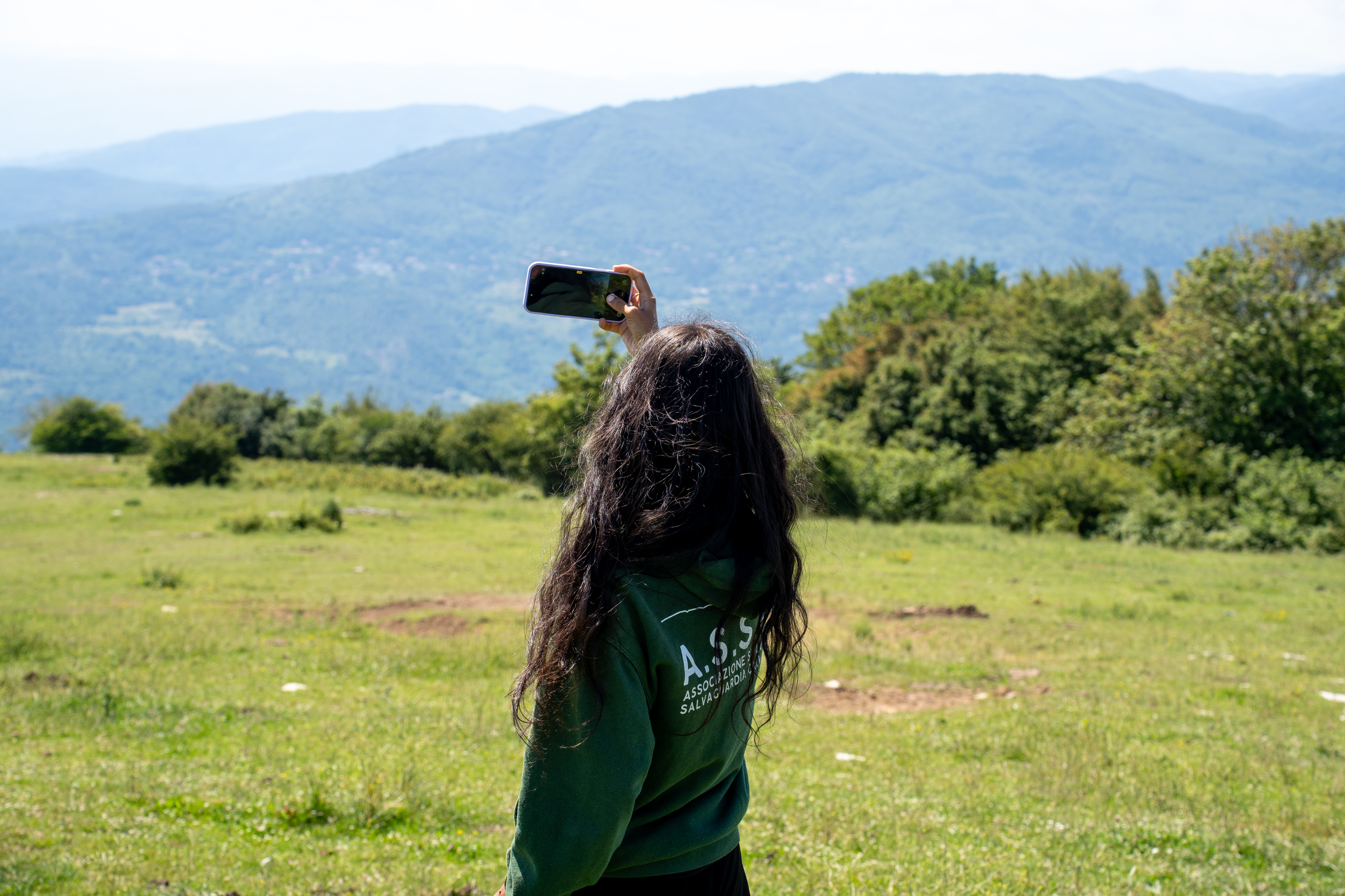Giuliana osserva il territorio da un crinale